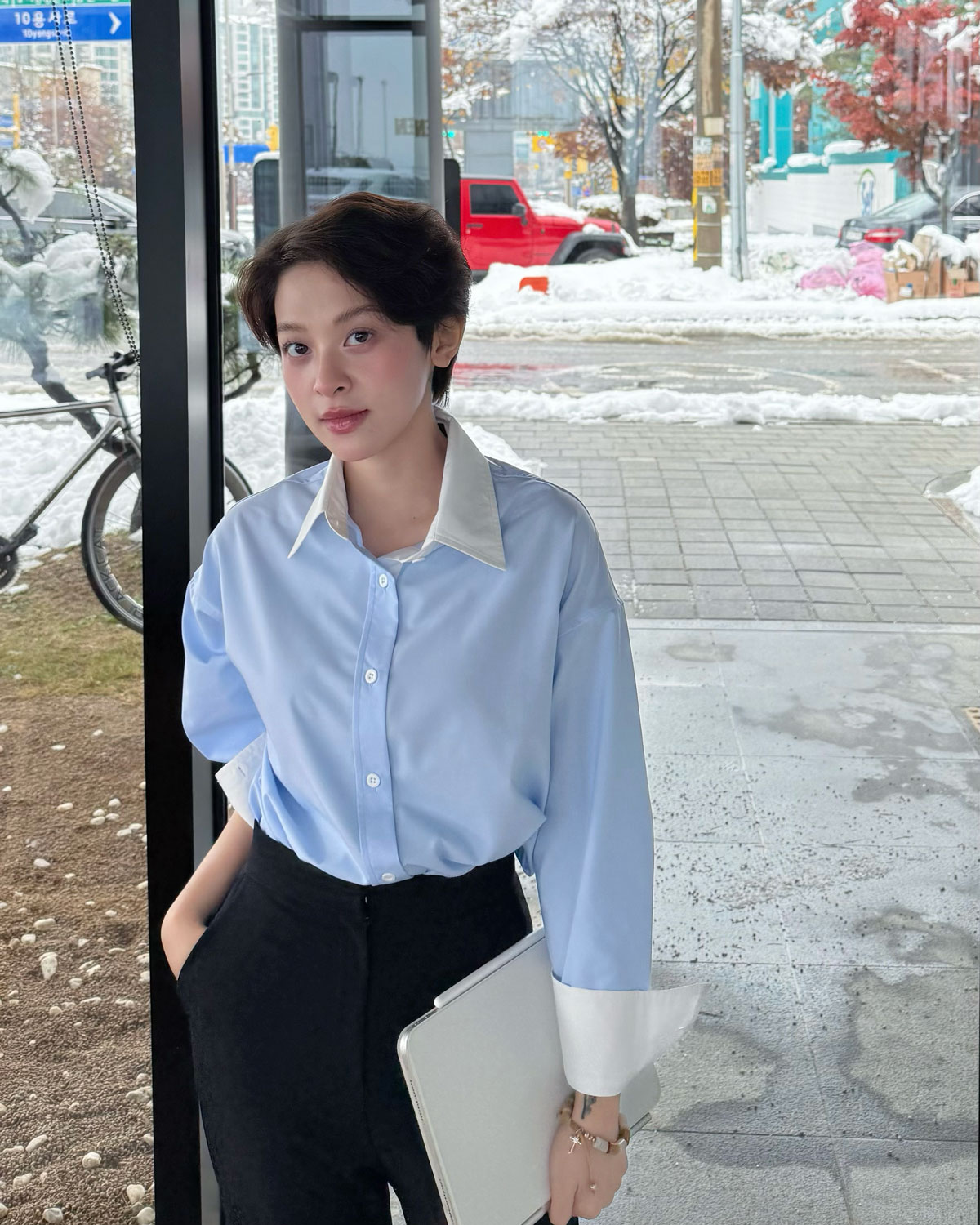 Mẫu mặc áo sơ mi Gillee màu vàng