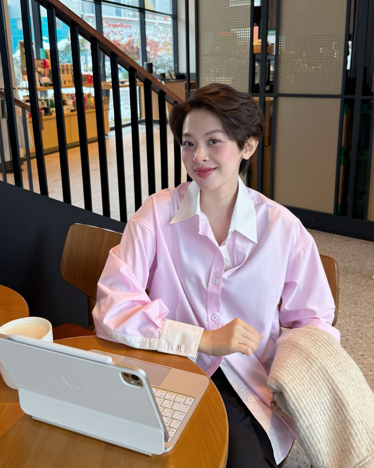 Mẫu mặc áo sơ mi Gillee màu hồng
