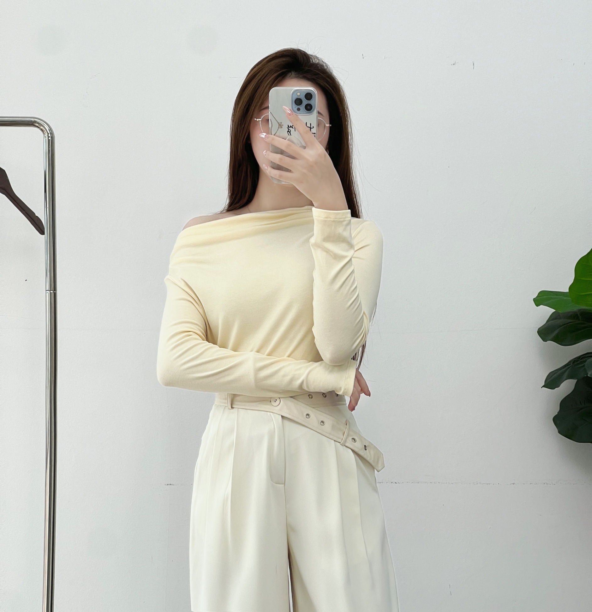 Mô tả Áo Thun 𝐂𝐂𝐇𝐀𝐓 Kiểu Lệch Vai Gấu Vát Dáng Ôm Chất Vải Mềm Mịn Co Giãn 4 Chiều 23TDC2005OT - 6