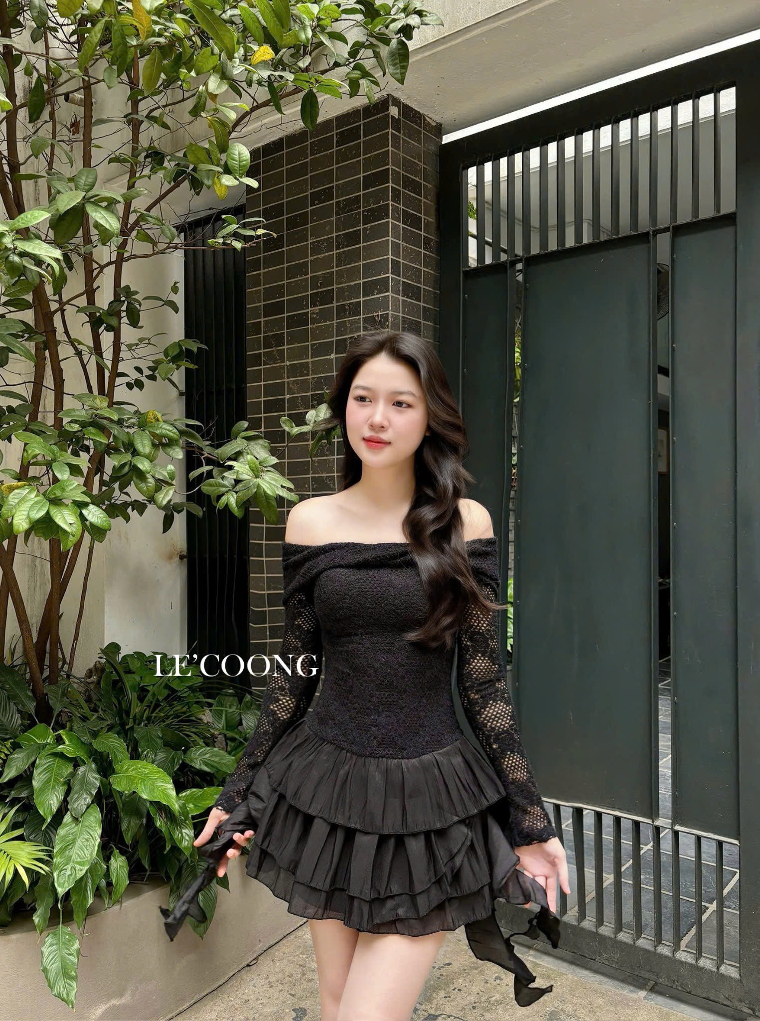Mô tả Đầm Đẹp Dáng Ngắn Ba Màu Đỏ Đen Be LECOONG V713 Đầm Đi Tiệc Trễ Vai Xếp Tầng Sang Chảnh - 2