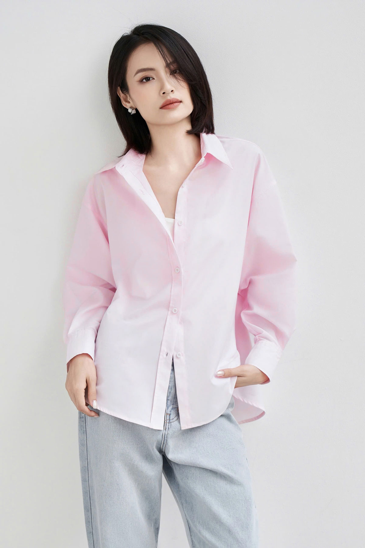 Áo sơ mi hồng pastel form rộng