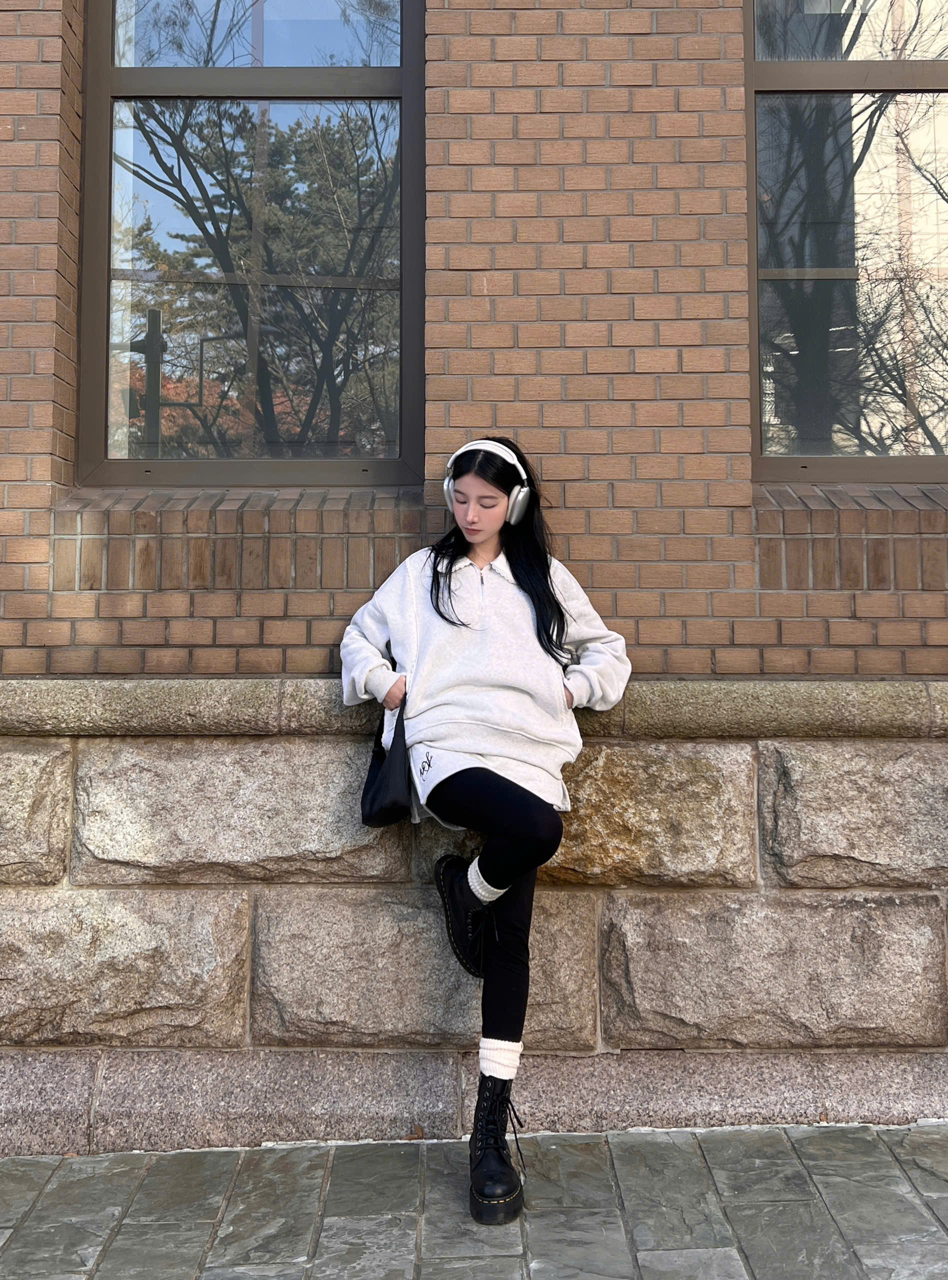 Chi tiết cổ sơ mi và viền ren trên áo sweater Austin
