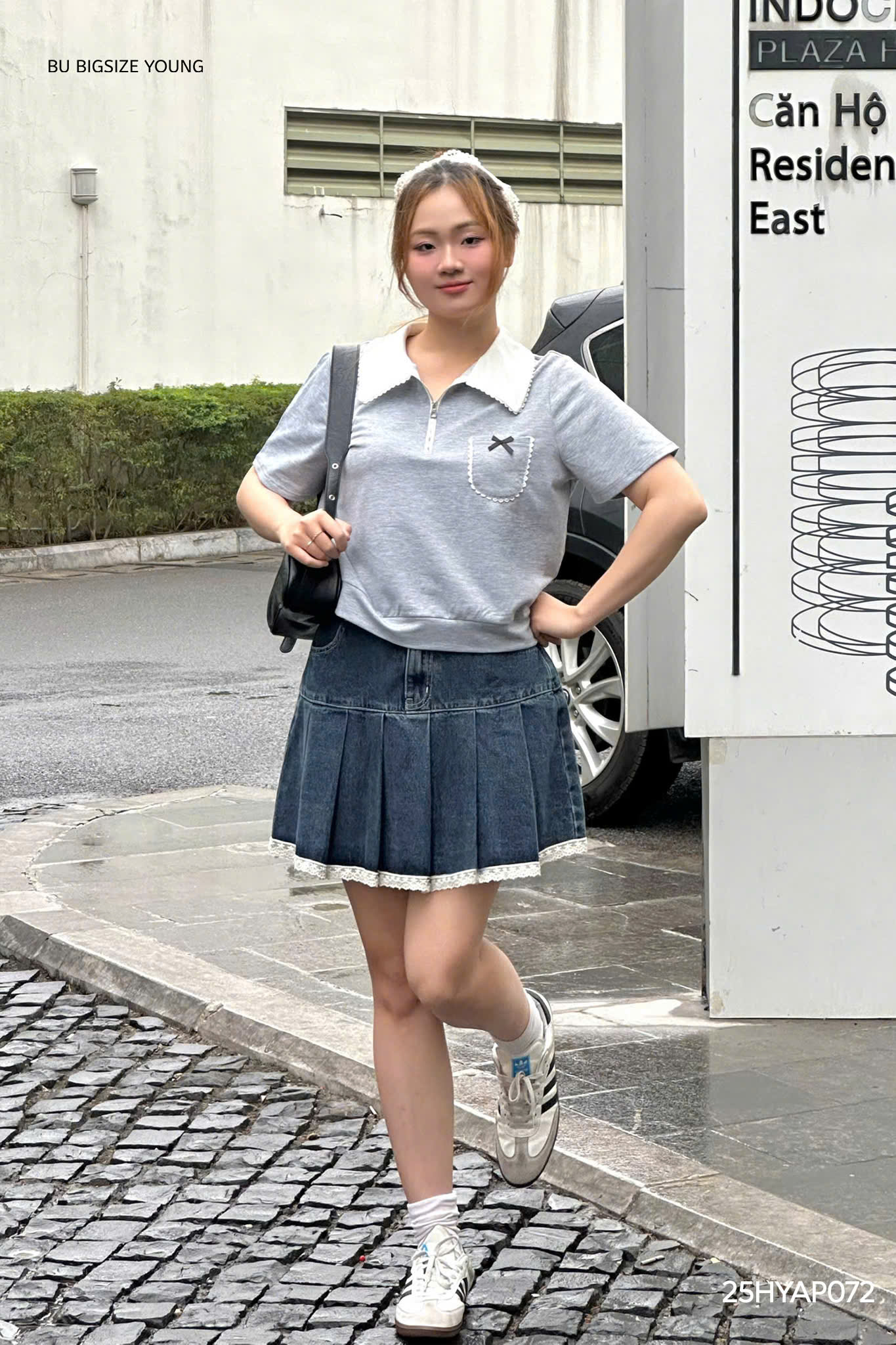 Mô tả Áo thun cổ polo viền ren trụ khóa túi ngực đính nơ BIGSIZE (55kg đến 95kg) – 25HYAP072 - [BU Bigsize Young] - 3