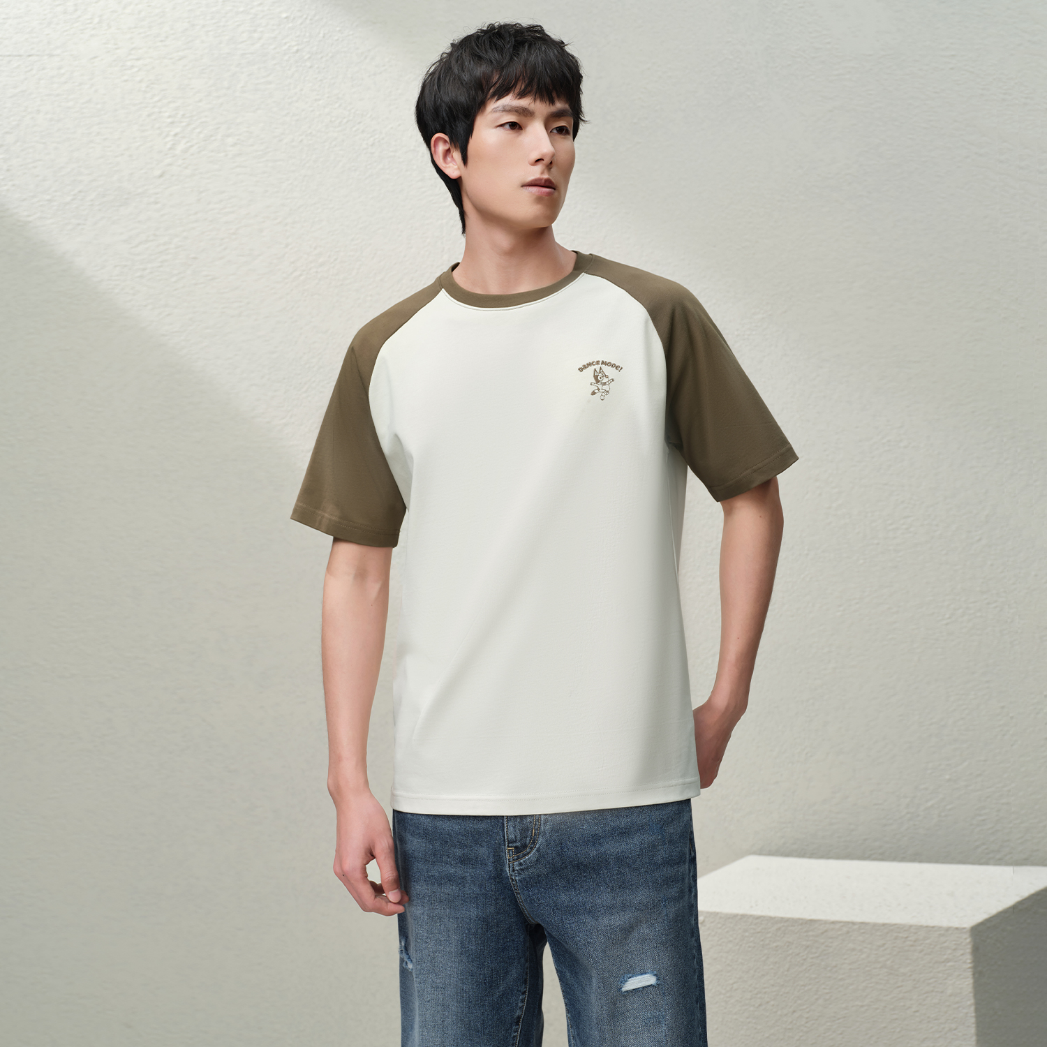 Mô tả Áo thun nam HLA raglan tay ngắn màu rêu logo thêu Dance Mode, chất liệu mềm mại và thoải mái - 1