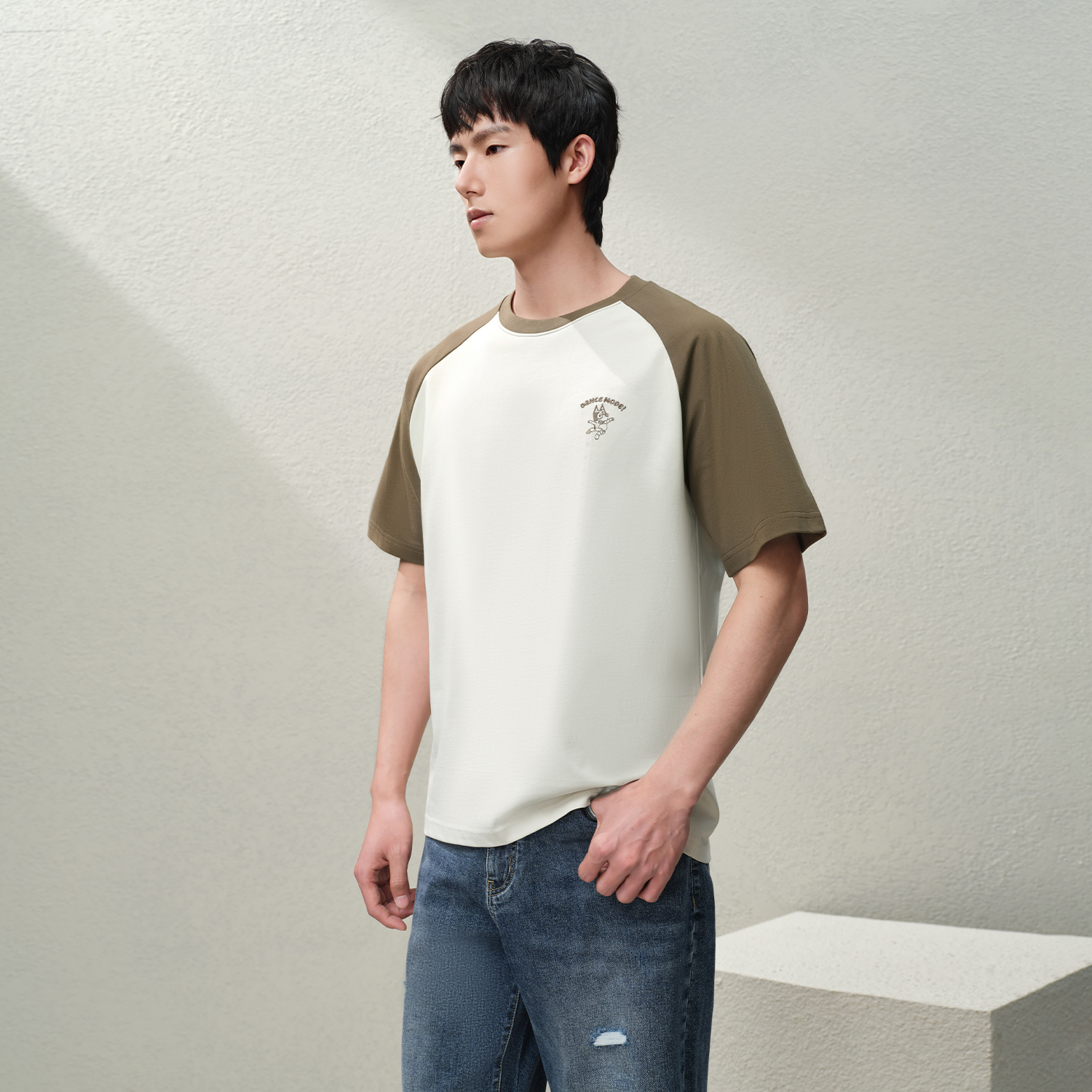 Mô tả Áo thun nam HLA raglan tay ngắn màu rêu logo thêu Dance Mode, chất liệu mềm mại và thoải mái - 2