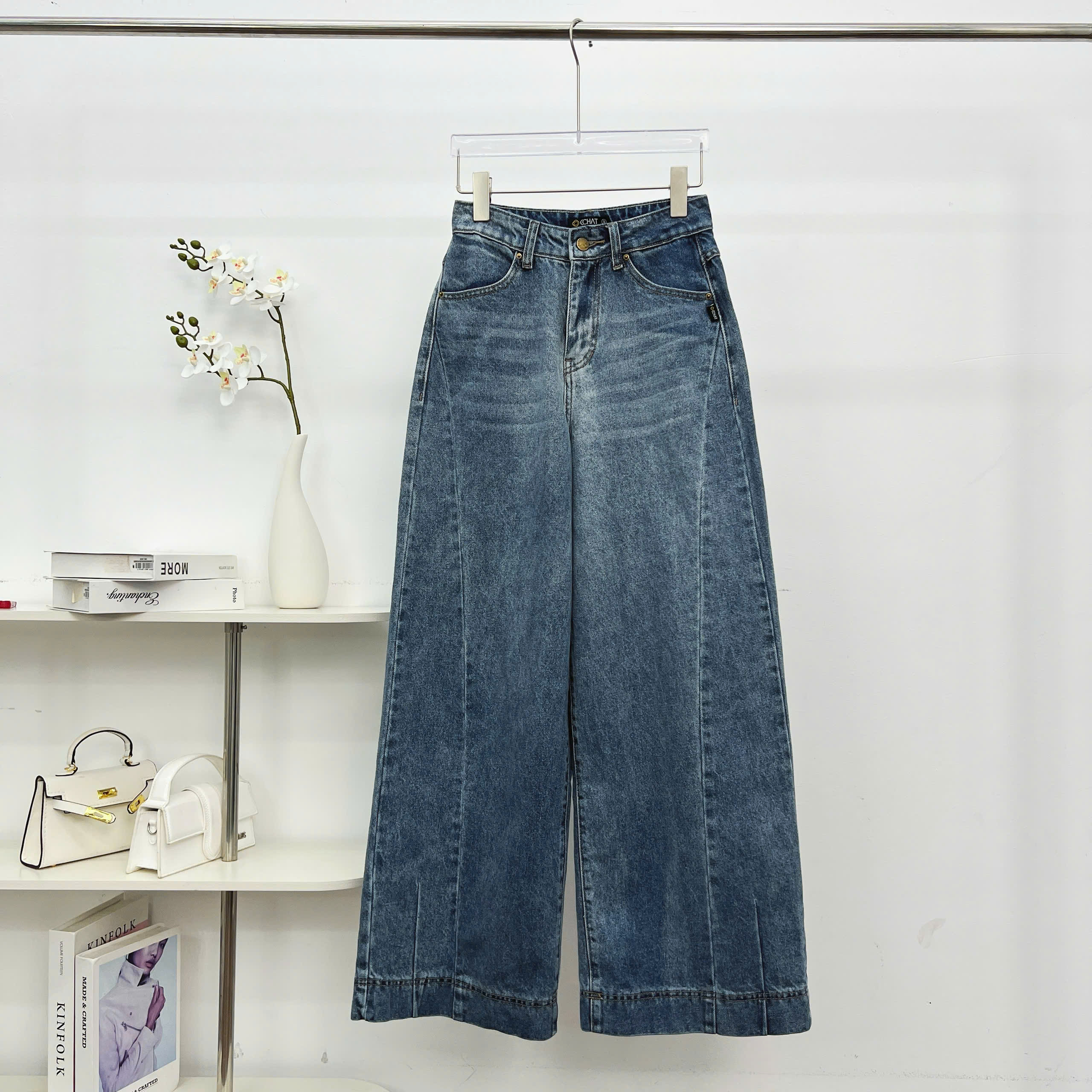Mô tả Quần Jean Nữ 𝐂𝐂𝐇𝐀𝐓 Dáng Suông Ly Chéo Chất Liệu Jeans Cao Cấp Basic 15GDJ2001ST - 5