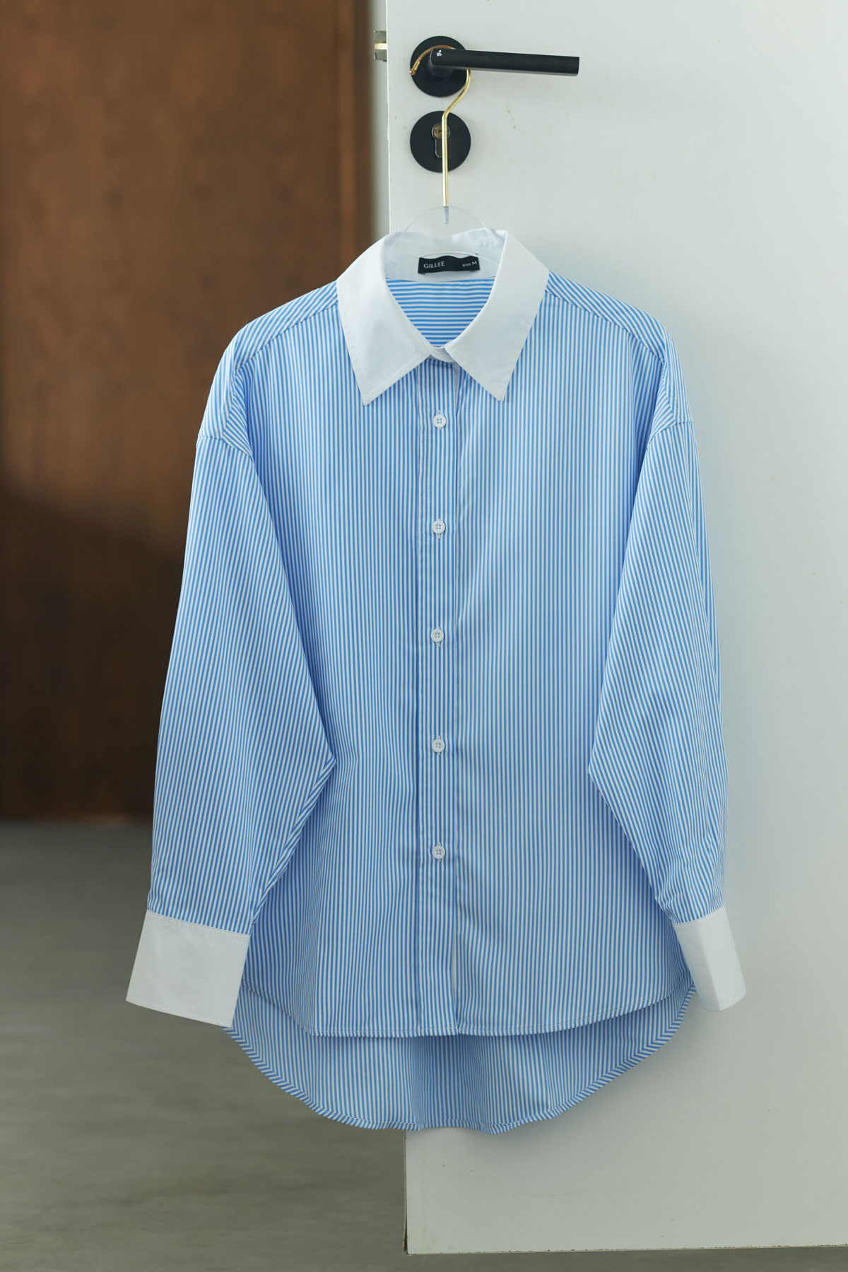 Mô tả Áo sơ mi kẻ sọc nữ GILLEE phối cổ và tay áo trắng, dáng oversized, sơ mi form rộng vải kate Mỹ FAS354 - 6