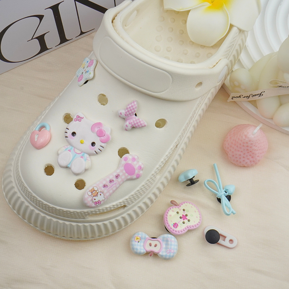 Bộ 10 Sticker, Charm 3D chủ đề Mèo Táo nhựa cứng gắn Dép Sục, Cá Sấu ...