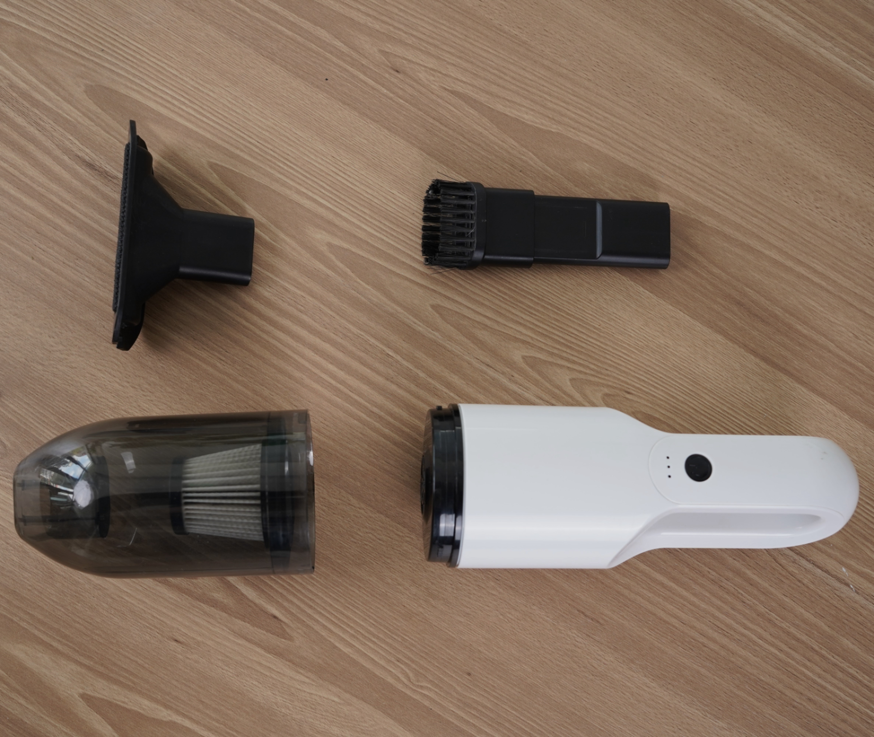 Phụ kiện và lực hút mạnh mẽ của máy hút bụi FUJIHOME VC01