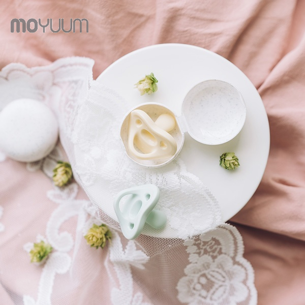 Ảnh Núm ty giả MOYUUM chất liệu Silicone (bao gồm hộp đựng) size 0-5m/ 6m+ 2