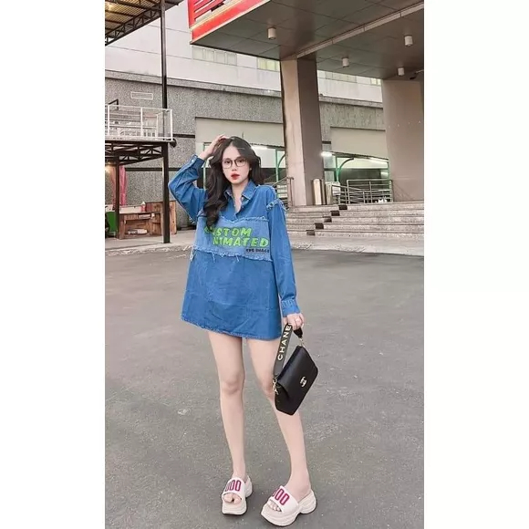 Áo sơ mi jeans tay dài cổ bẻ ngực phối chữ cá tính - chất jean cao cấp