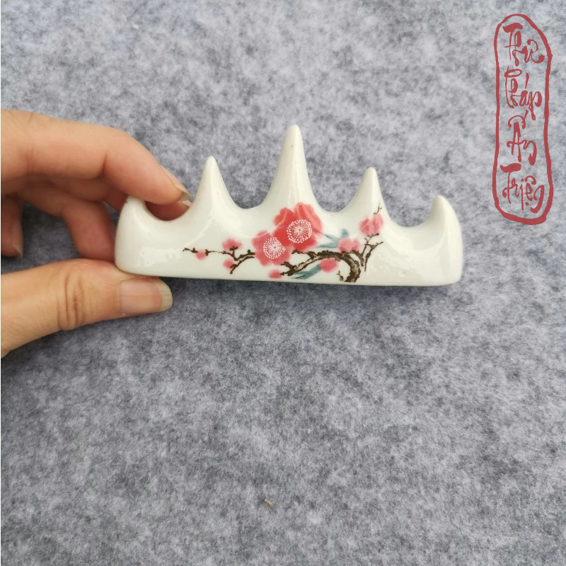 GÁC BÚT BẰNG SỨ CAO CẤP ( CÓ GÁC GỖ ) GÁC BÚT SỨ HOA ĐÀO có miễn phí vận chuyển