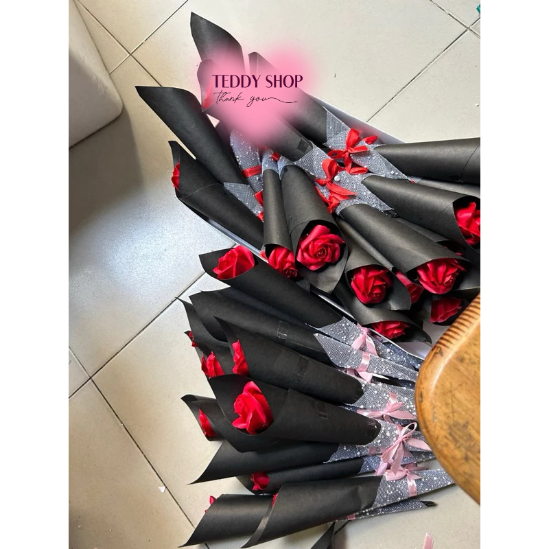 [ CÓ HỎA TỐC ] HOA HỒNG ỐC QUẾ KÈM LƯỚI TUYẾT (HOA ĐỎ GIẤY ĐEN)