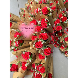 HOA HỒNG ỐC QUẾ 1 BÔNG KÈM LƯỚI TUYẾT (HOA ĐỎ GIẤY THƯỜNG)