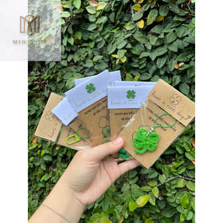 Móc khoá cỏ may mắn bằng len.
