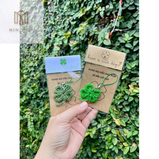 Móc khoá cỏ may mắn bằng len.