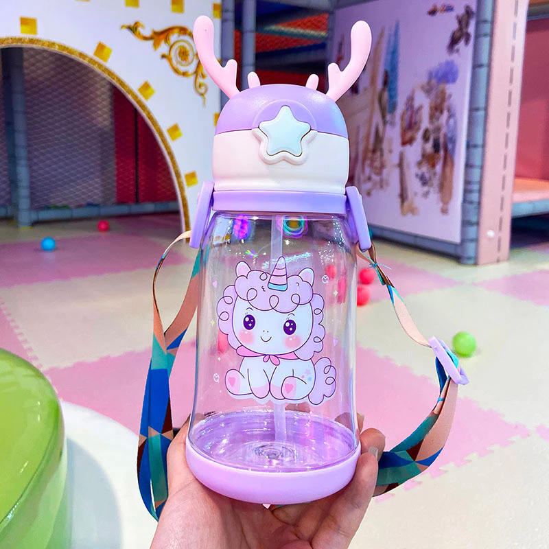 Bình Nước Cho Bé 600ml In Hình Trực Tiếp – Không Phải Dán, Có Ống Hút, Dây Đeo, Chống Tràn