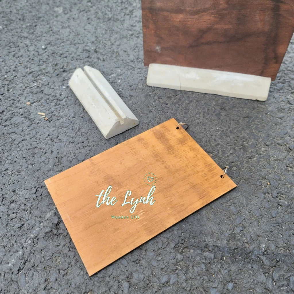 Menu gỗ size A4/A5 có khoen cho Quán cafe, Nhà hàng - đế gỗ Xi Măng tam giác - Miễn phí Khắc LOGO