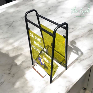BẢNG HIỆU STANDEE SẮT NGOÀI TRỜI MICA TRONG PHẢN QUANG IN UV 2 MẶT – LYNHDECOR MIỄN PHÍ THIẾT KẾ