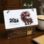 LỊCH GỖ 2026 HÌNH NGÔI NHÀ, LỊCH MẶT SAU CÓ PHẦN GHI CHÚ LÀM VIỆC – LYNH DECOR MIỄN PHÍ KHẮC LOGO