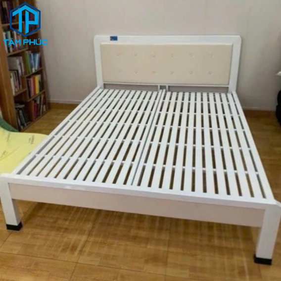 Giường sắt đơn giản màu trắng kem 1m6 x dài 2m.