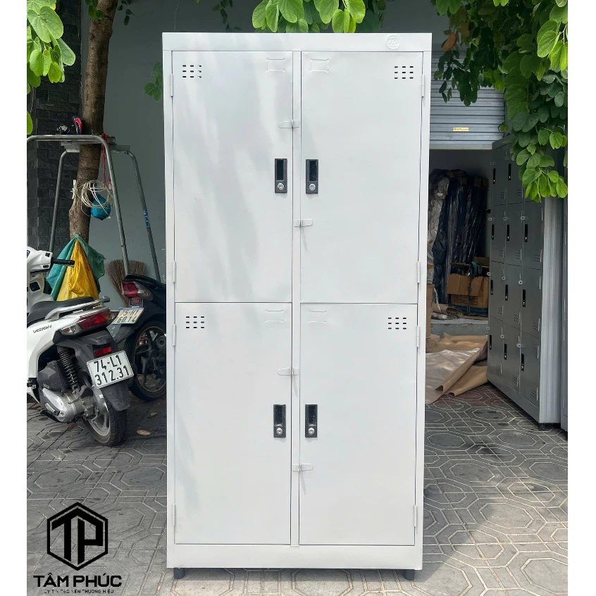 Tủ locker đựng đồ cá nhân có khoá cho nhân viên công ty.