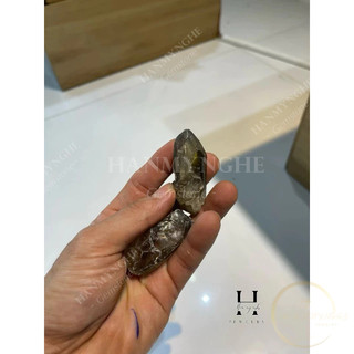 Tinh thể đá thạch anh vàng giao ngẫu nhiên dài gần 5 cm HANMYNGHE