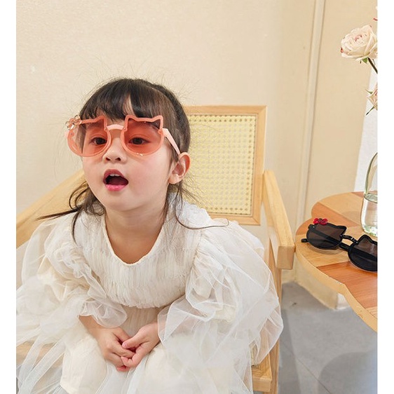 Mắt Kính Hình Mèo Sang Trọng Dễ Thương Cho Bé Khi Đi Du Lịch