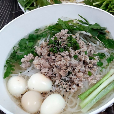 Hủ tiếu trứng cút