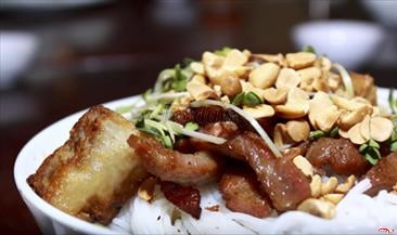 Bún thịt nướng chả giò