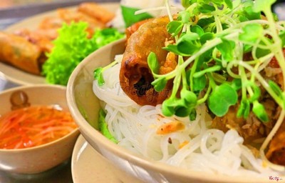 Bún chả giò