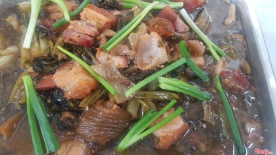 Heo quay kho cải chua