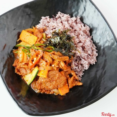 Cơm Jeyuk ( Cơm Thịt Heo Xào Rau Củ )