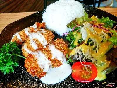 Cơm đùi gà không xương sốt kem