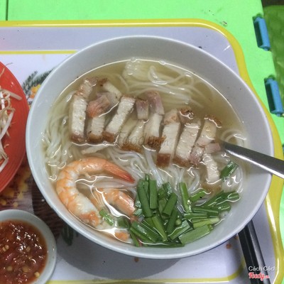 Bún nước lèo tôm, heo quay