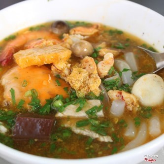 Banh canh chả ( chả cua + chả cá)