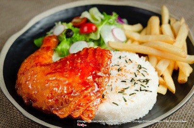 Gà rán xốt cay + cơm + khoai tây + salad