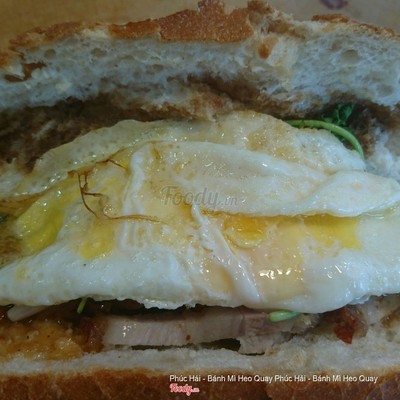 Bánh mì heo quay trứng