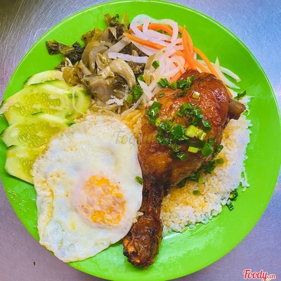 Cơm gà + trứng ốp la