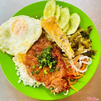 Cơm tấm sườn + trứng + chả