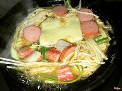 Mì cay thanh cua + xúc xích + phô mai