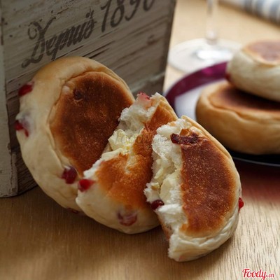 Bánh mì phô mai và việt quất (Cranberry Cream Cheese )- 1 cái