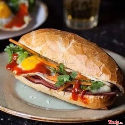 Bánh mì thịt chả ốp la