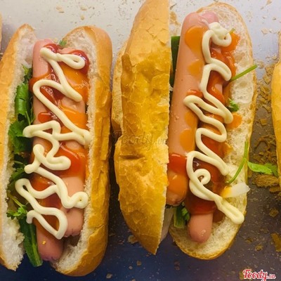 Bánh Mì Xúc Xích Ngon ( 2 cây) rau xà lách