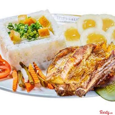 Cơm tấm sườn non + trứng cút opla