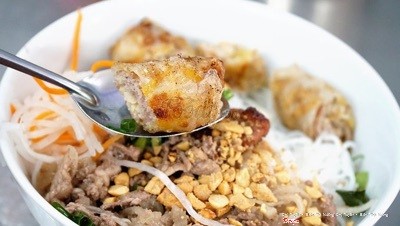 Bún thịt bò + chả giò