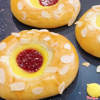 Bánh mì kem sữa mứt dâu và hạnh nhân (Strawberry Almond Custard )- 1 cái