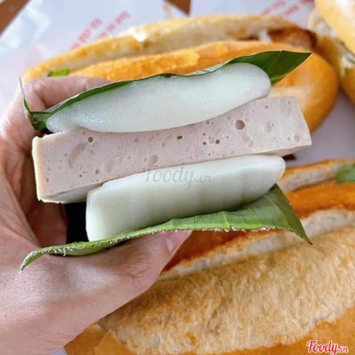 Bánh dày kẹp chả Lụa
