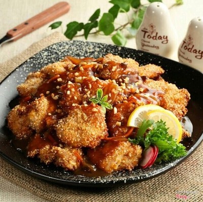 Đùi gà gạo lức sốt Tứ xuyên với rau củ