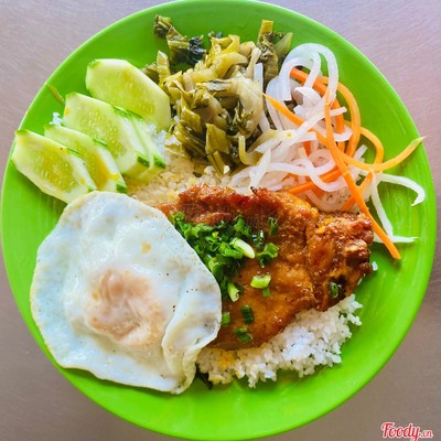 Cơm tấm sườn + trứng ốp la
